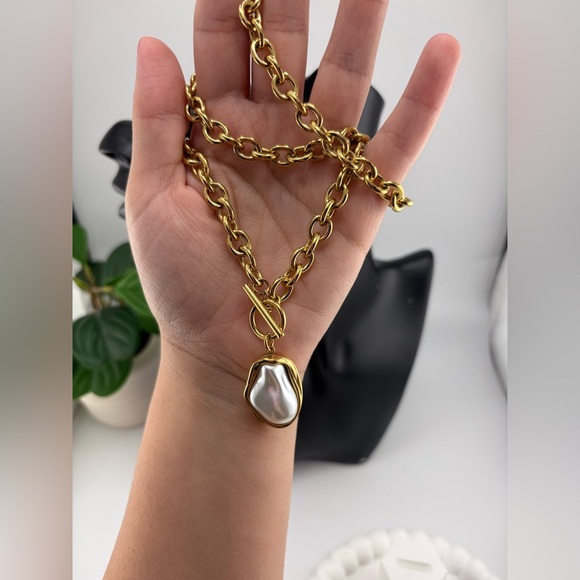 Gold Chunky Chain Necklace with Baroque Pearl Pendant ✨ - Picture 5 of 7